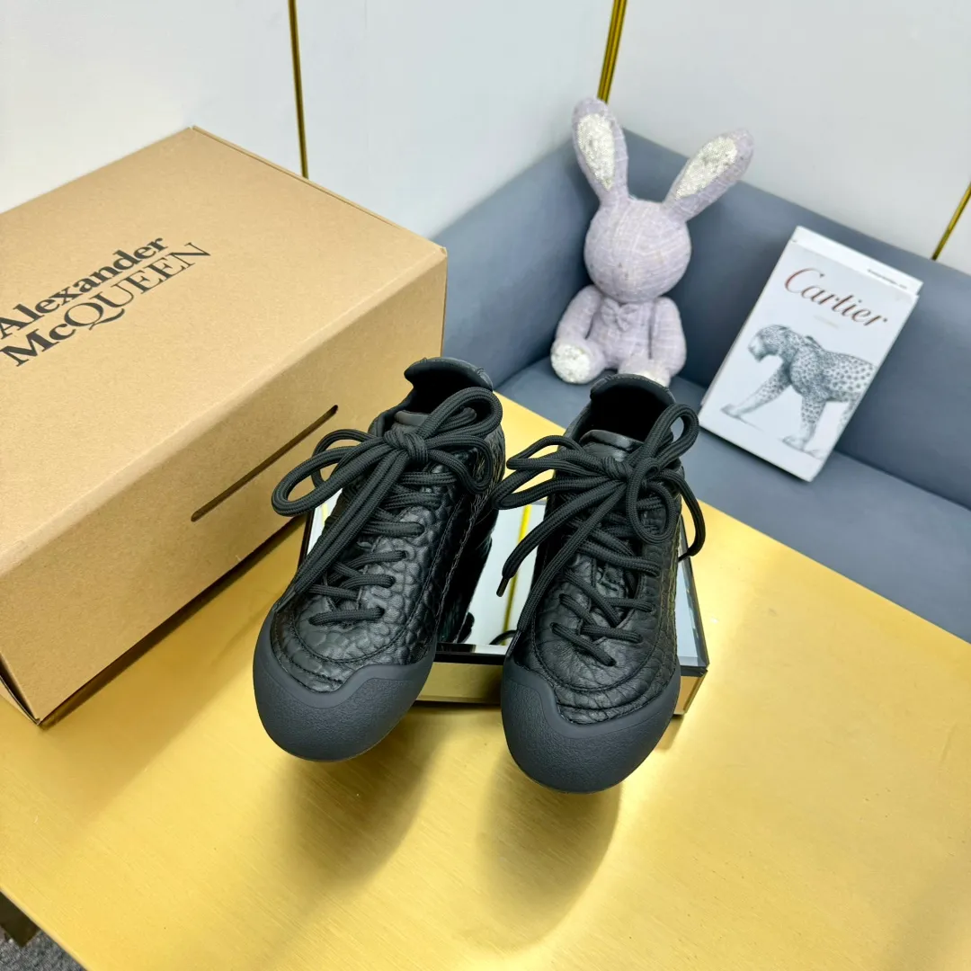 👟👟Ex-factory price 600👟👟 Men's size +10 The latest popular couple model ALEXANDER MCQUEEN/Alexander McQueen 24ss The latest autumn and winter Flexion series retro casual sneakers Original purchase development and production This Flexion Off white tone grain leather low-top sneakers use different sizes of laces and are matched with lightweight segmented soles inspired by anatomy. The reverse skull pattern is embossed on the heel. Fabric: Original customized imported first-layer cowhide. Lining: Customized imported breathable mesh lining. Sole: Original open-molded non-slip TPU material. Size: #women's model 35-40 #men's model 39-45 (custom-made for 45, non-refundable)